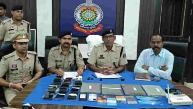 फ्लैट बना सट्टे का अड्डा, ऑनलाइन बेटिंग के दो पैनल पर पुलिस की कार्रवाई फ्लैट बना सट्टे का अड्डा, ऑनलाइन बेटिंग के दो पैनल पर पुलिस की कार्रवाई