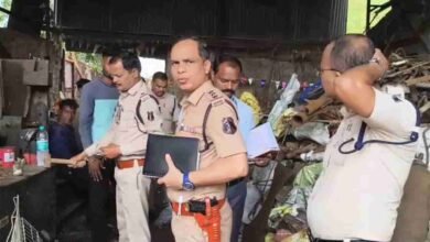 बीएसपी से लोहा चोरी पर नहीं लग रही लगाम, छावनी के कबाड़ी गोदाम में काटा जा रहा था लोहा बीएसपी से लोहा चोरी पर नहीं लग रही लगाम, छावनी के कबाड़ी गोदाम में काटा जा रहा था लोहा