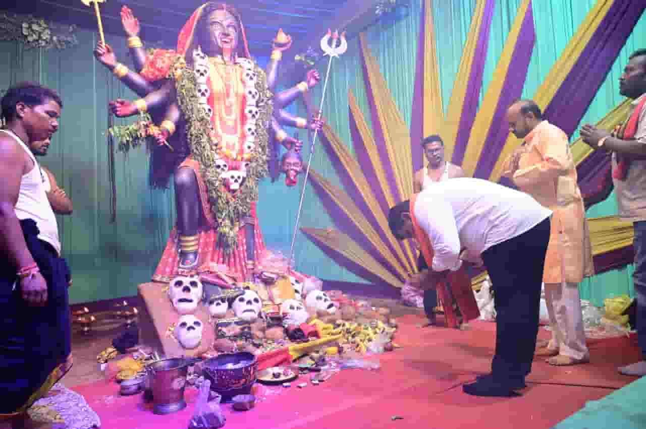 उप मुख्यमंत्री विजय शर्मा ने नवरात्रि पर पिपरिया के दुर्गा उत्सव पंडालों में की पूजा-अर्चना उप मुख्यमंत्री विजय शर्मा ने नवरात्रि पर पिपरिया के दुर्गा उत्सव पंडालों में की पूजा-अर्चना