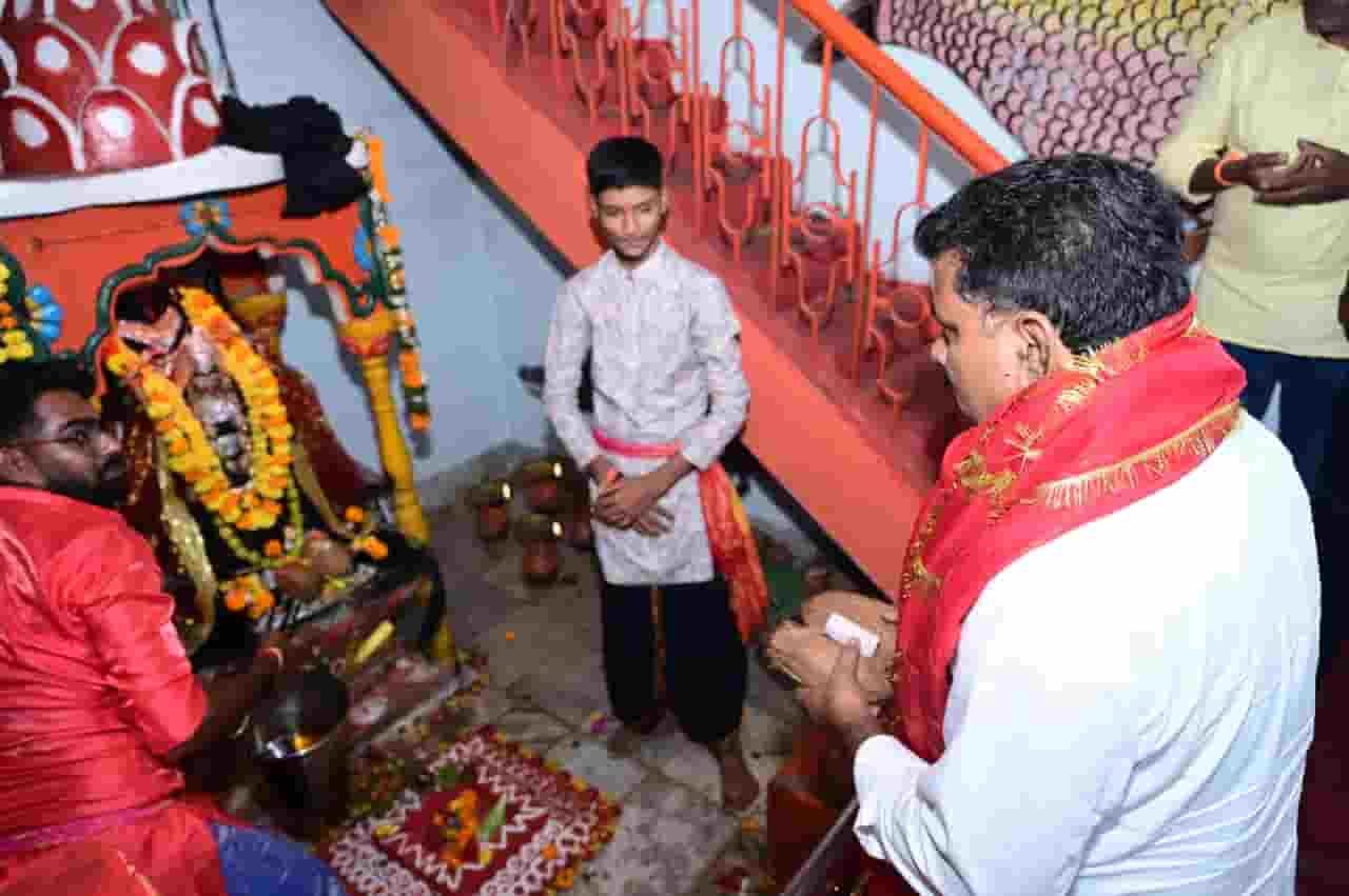 महाअष्टमी पर तीन शक्तिपीठों में पहुंचे विजय शर्मा, मां दुर्गा के स्वरूपों के किए दर्शन महाअष्टमी पर तीन शक्तिपीठों में पहुंचे विजय शर्मा, मां दुर्गा के स्वरूपों के किए दर्शन