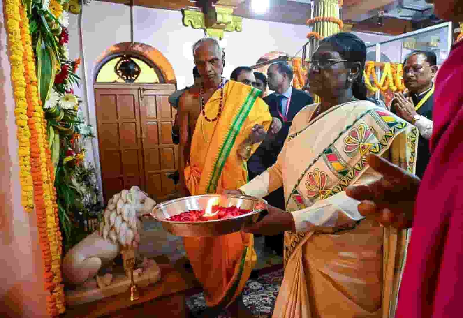 आस्था के आंगन में राष्ट्रपति की प्रार्थना, माँ दंतेश्वरी से मांगी देश की समृद्धि और खुशहाली
