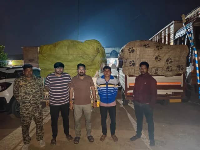 धान के अवैध परिवहन पर कार्रवाई, झारखंड से आ रहे दो पिकअप जब्त