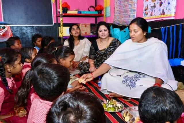 मंत्री लक्ष्मी राजवाड़े ने आंगनबाड़ी केंद्र का औचक निरीक्षण किया मंत्री लक्ष्मी राजवाड़े ने आंगनबाड़ी केंद्र का औचक निरीक्षण किया