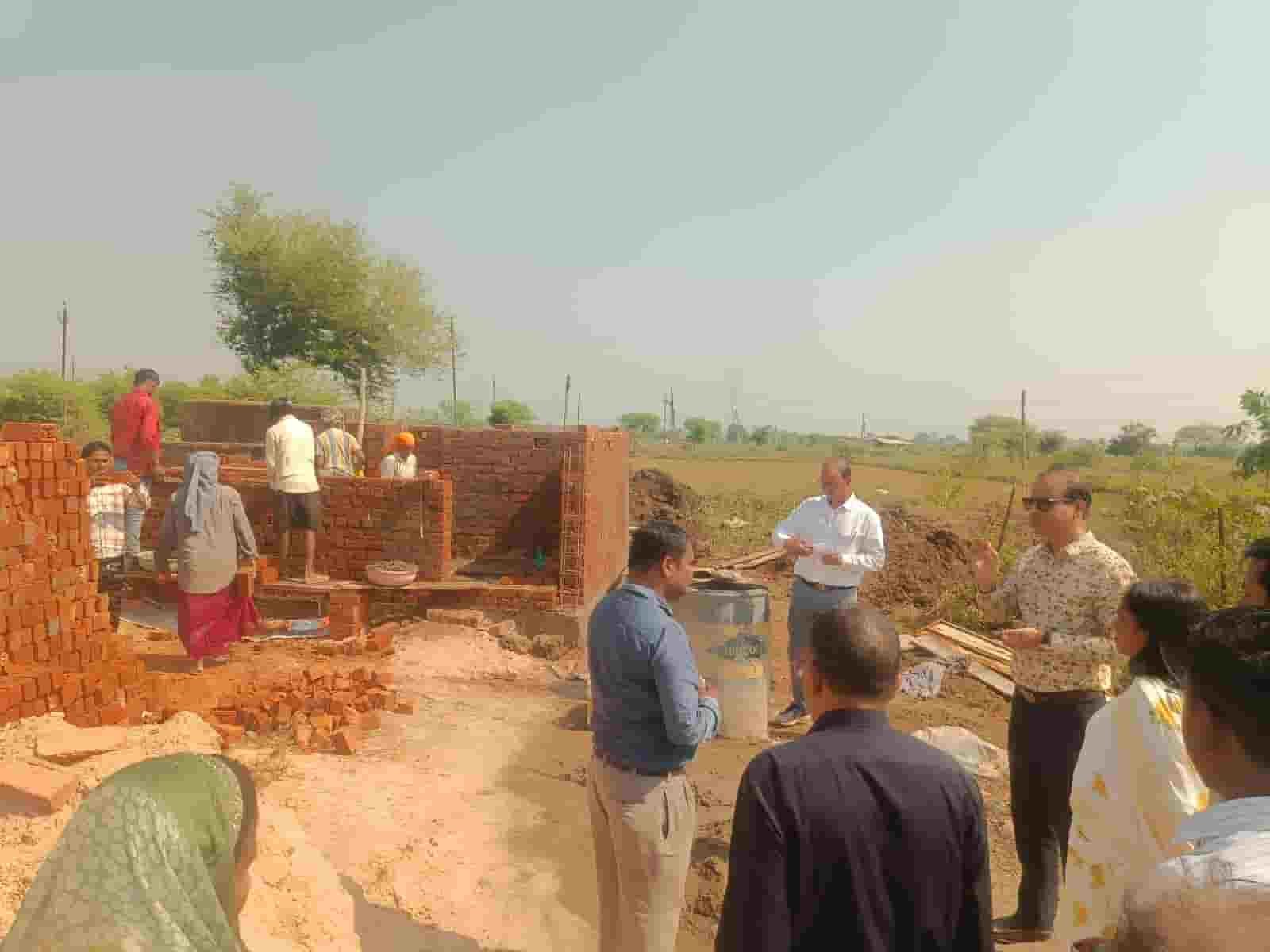 बेमेतरा में वीबी-जी राम जी योजना के कार्यों की पड़ताल, आयुक्त तारन प्रकाश सिन्हा ने किया सघन निरीक्षण