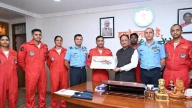 मुख्यमंत्री साय से भारतीय वायु सेना की सारंग टीम ने की सौजन्य मुलाकात मुख्यमंत्री साय से भारतीय वायु सेना की सारंग टीम ने की सौजन्य मुलाकात