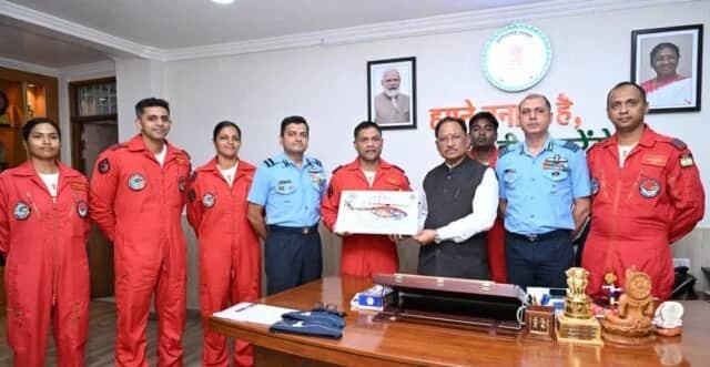 मुख्यमंत्री साय से भारतीय वायु सेना की सारंग टीम ने की सौजन्य मुलाकात